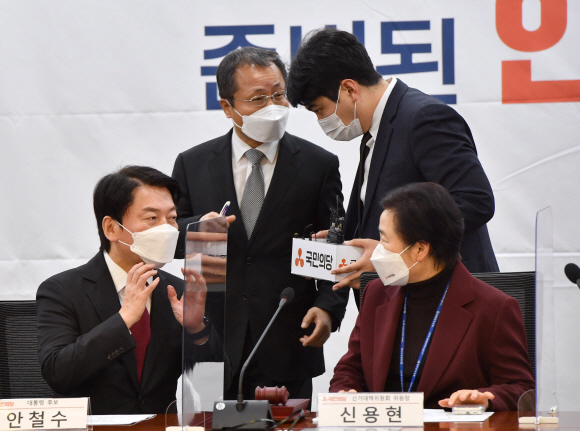 안철수 국민의당 대선후보와 신용현 선거대책위원장이 6일 국회 의원회관 제1세미나실에서 열린 중앙선거대책위원회의에서 대화하고 있다.2021. 12. 6 김명국 선임기자 daunso@seoul.co.kr