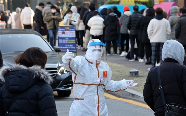월요일 집계 신규 확진자가 처음으로 4000명대를 기록한 6일 오전 서울 송파구보건소에서 관계자가 코로나19 검사를 안내하고 있다. 2021.12.6  뉴스1