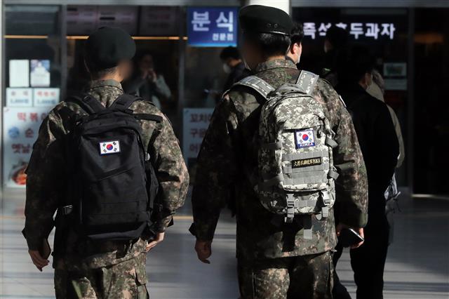 6일 서울역 대합실에서 군인들이 발걸음을 옮기고 있다. 국방부는 이날 오전 10시 기준 군내 코로나19 누적확진자 수가 2531명으로 집계됐다고 밝혔다. 이들 코로나19 신규 확진자 19명은 모두 백신을 권장횟수만큼 접종하고 2주 이상이 지난 뒤에도 바이러스에 감염된 이른바 ‘돌파감염’ 사례인 것으로 알려졌다.  국방부는 이에따라 오는 13일, 늦어도 20일부턴 장병 대상 코로나19 백신 추가접종(부스터샷)을 시행한다는 계획이다. 2021.12.6  뉴스1