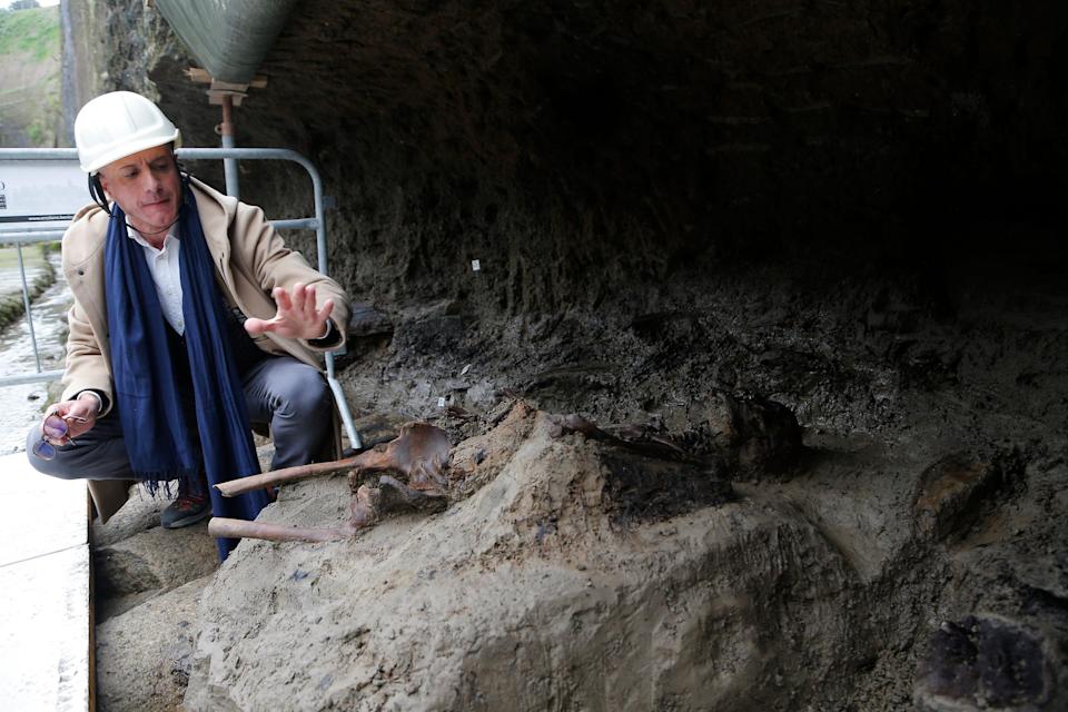 프란체스코 시라노 발굴팀잠이 고대 로마의 도시 헤르쿨라네움 근처의 바닷가에서 서기 79년 폭발한 베수비우스 화산의 용암에 갇혀 마라처럼 증발된 로마인의 유해에 대해 설명하고 있다. 에르콜라노 AFP