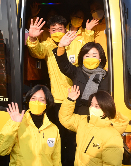 정의당 심상정 대선 후보와 여영국 총괄상임선대위원장 등이 7일 국회에서 열린 ‘심상찮은 버스 6411’ 출정식에서 버스에 탑승해 취재진을 향해 인사를 하고 있다.2021. 12. 7 정연호 기자 tpgod@seoul.co.kr