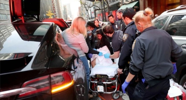 뉴욕포스트는 미국 뉴욕의 교통체증으로 인해 테슬라 차량에서 출산한 여성의 사연을 보도했다. 뉴욕포스트