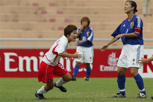2003년 6월 21일 태국 방콕에서 열린 아시아축구연맹(AFC) 여자축구선수권 일본과의 3, 4위전에서 황인선이 결승골을 터뜨린 뒤 환호하고 있다. 대한축구협회 제공