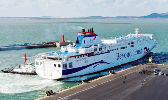 2014년 세월호 참사 이후 7년 넘게 끊긴 인천∼제주 뱃길을 이을 여객선이 10일 취항한다. 새로 건조된 여객선은 승객의 안전을 최우선으로 하겠다는 의미를 담아 ‘비욘드 트러스트호’(신뢰, 그 이상)로 정했다. 비욘드 트러스트호는 매주 3회 인천과 제주를 오갈 예정이다. 인천에서 매주 월·수·금요일 오후 7시 출발해 이튿날 오전 9시 30분 제주에 도착하는 일정이다. 사진은 지난 1일 인천시 중구 인천항 연안여객터미널에 ‘비욘드 트러스트호’가 입항하는 모습.  2021.12.8 연합뉴스