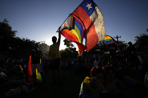 칠레 동성 결혼·입양 합법화… 중남미 7번째 