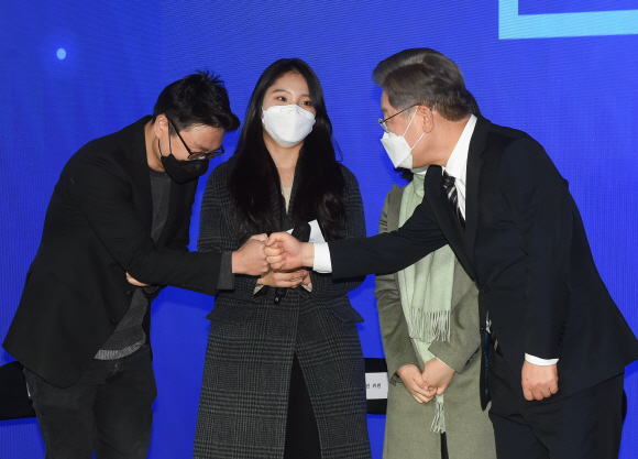 이재명 더불어민주당 대선 후보가 9일 오전 서울 마포구 가온스테이지에서 열린 정당혁신추진위원회 출범식에서 국민혁신위원들과 인사를 하고 있다.2021. 12. 9 정연호 기자 tpgod@seoul.co.kr