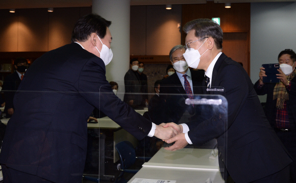 9일 오후 서울 마포구 연세대학교 신촌캠퍼스 김대중도서관에서 열린 김대중 대통령 노벨평화상 수상 21주년 기념식에서 더불어민주당 이재명 대선후보와 국민의힘 윤석열 대선후보가 악수를 하고 있다.2021. 12. 9 정연호 기자 tpgod@seoul.co.kr