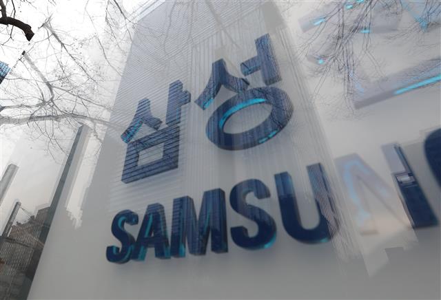 삼성전자가 직급과 연차에 상관없이 성과를 내고 성장 잠재력을 갖춘 30대 인재들을 임원으로 발탁하며 ‘젊은 피’를 수혈했다. 과감한 인재 등용으로 젊은 리더를 배출하면서 지속 성장을 위한 리더십을 보강했다는 평가다. 이번 인사에서 눈에 띄는 점은 30대 임원이 4명이나 나왔다는 점이다. 삼성전자에서 가장 젊은 상무는 40세였지만, 이번 인사에선 1980년대 태어난 ‘MZ세대’ 상무들이 대거 배출됐다. 기존에는 없었던 40대 부사장도 다수 나왔다. 그동안 삼성전자 부사장은 모두 50대 이상이었지만, 이번 인사에서만 40대가 8명 배출됐다.  사진은 9일 서울 서초구 삼성전자. 2021.12.9 뉴스1