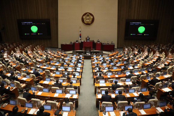 정기국회 마지막 날인 9일 오후 서울 여의도 국회에서 열린 본회의에서 ‘대장동 방지 3법’ 중 하나인 도시개발법 일부개정법률안(대안)이 가결되고 있다.2021. 12. 9 정연호 기자 tpgod@seoul.co.kr