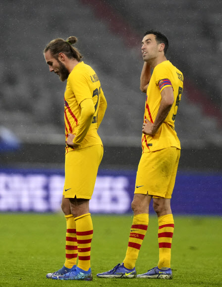 9일(한국시간) FC바르셀로나의 수비수 오스카 밍구에사(왼쪽)와 미드필더 세르히오 부스케츠가 유럽챔피언스리그 조별리그 탈락이 확정되자 허탈하게 그라운드와 관중석을 바라보고 있다. 뮌헨 AP 연합뉴스