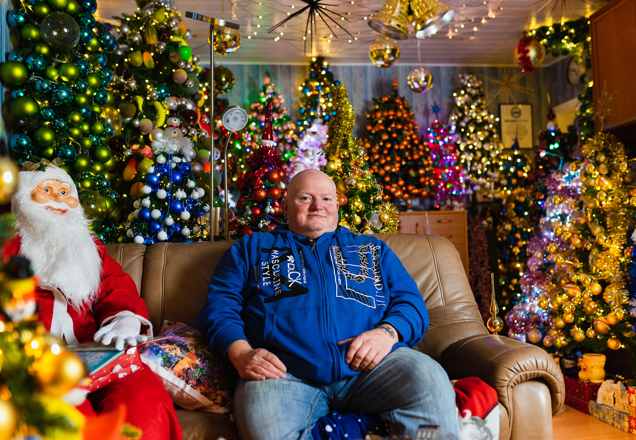 집 안에 420그루의 크리스마스트리를 장식해 ‘한 곳에 많은 트리 장식하기’ 부문에서 세계 기록을 세운 토마스 제로미. 2021.12.9  독일기록원 제공