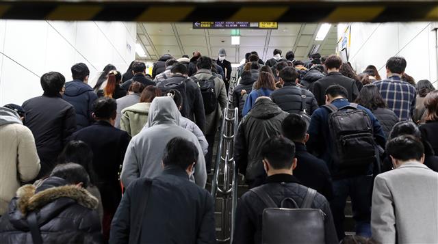 사흘째 코로나19 확진자 7천명대 발생, 출근길은 ‘불안’