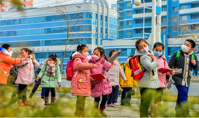 북한, 당의 ‘육아정책’ 선전…“책가방 하나에도 어버이 사랑이”