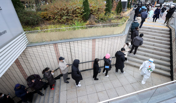 지하도로 내려간 선별진료소 줄