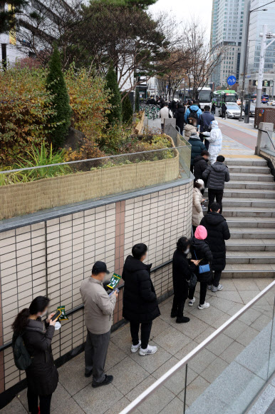 길게 늘어선 선별진료소 줄