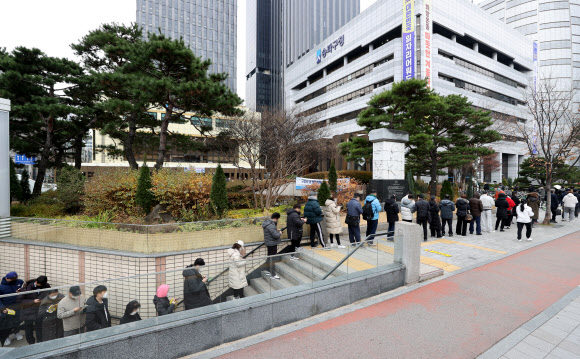 지하도로 내려간 선별진료소 줄