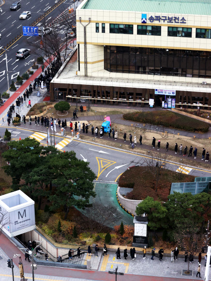 선별진료소 앞 늘어선 줄