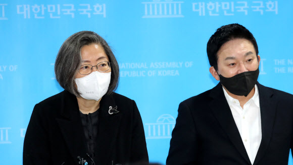 답변하는 이수정 공동선대위원장