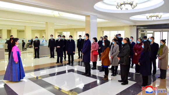 주북 외교단들 하나음악정보센터 참관