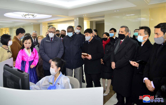 주북 외교단들 하나음악정보센터 참관