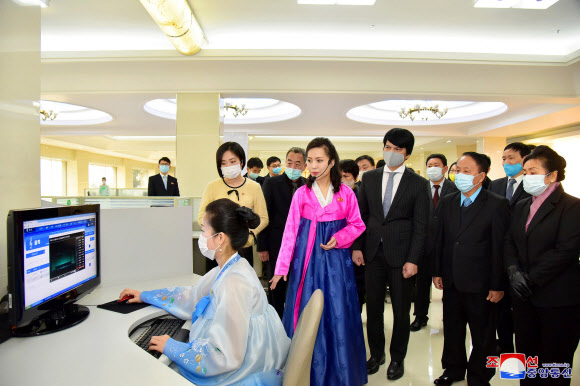 주북 외교단들 하나음악정보센터 참관