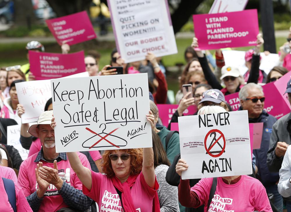 2019년 5월 21일 캘리포니아주 새크라멘토에 있는 주 국회의사당에서 사람들이 낙태권을 지지하는 집회를 하고 있다. 지난 8일 미국 내 낙태 옹호단체들은 미국 대법원이 ‘로 대 웨이드’ 판결이 뒤집힐 경우 캘리포니아주는 다른 주에서 낙태시술을 위해 오는 사람들한테까지 공금을 지원한다는 권고안을 발표했다. 캘리포니아 AP 연합뉴스