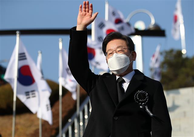 매타버스(매주 타는 민생버스) 다섯번째 행선지로 고향인 대구·경북(TK)을 찾은 이재명 더불어민주당 대선 후보가 11일 오전 한국전쟁 최대 격전지였던 경북 칠곡군 다부동 전적기념관을 찾아 구국용사 충혼비를 참배한 후 지지자들에게 인사하고 있다. 2021.12.11 뉴스1