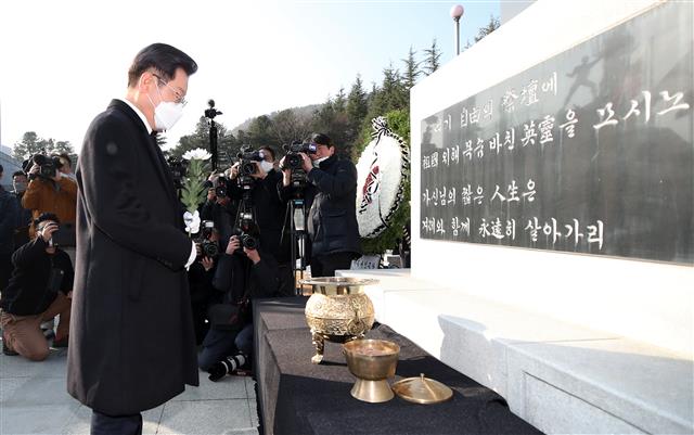 매타버스(매주 타는 민생버스) 다섯번째 행선지로 고향인 대구·경북(TK)을 찾은 이재명 더불어민주당 대선 후보가 11일 오전 한국전쟁 최대 격전지였던 경북 칠곡군 다부동 전적기념관을 찾아 구국용사 충혼비를 참배하며 헌화하고 있다. 2021.12.11  뉴스1