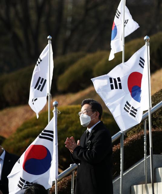 매타버스(매주 타는 민생버스) 다섯번째 행선지로 고향인 대구?경북(TK)을 찾은 이재명 더불어민주당 대선 후보가 11일 오전 한국전쟁 최대 격전지였던 경북 칠곡군 다부동 전적기념관을 찾아 구국용사 충혼비를 참배한 후 지지자들에게 인사말을 하고 있다. 2021.12.11 뉴스1