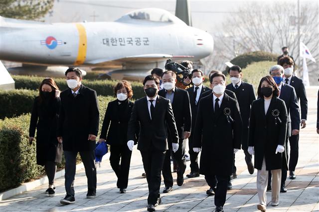 매타버스(매주 타는 민생버스) 다섯번째 행선지로 고향인 대구?경북(TK)을 찾은 이재명 더불어민주당 대선 후보와 부인 김혜경 씨가 11일 오전 한국전쟁 최대 격전지였던 경북 칠곡군 다부동 전적기념관을 참배하고 있다. 2021.12.11  뉴스1