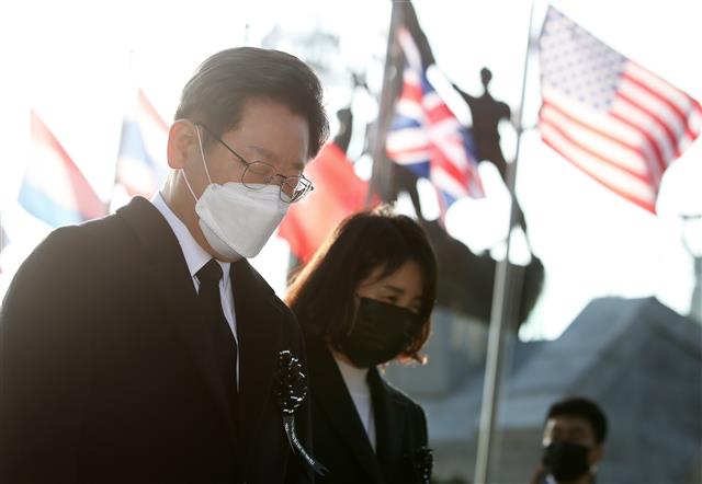 매타버스(매주 타는 민생버스) 다섯번째 행선지로 고향인 대구·경북(TK)을 찾은 이재명 더불어민주당 대선 후보와 부인 김혜경 씨가 11일 오전 한국전쟁 최대 격전지였던 경북 칠곡군 다부동 전적기념관을 찾아 구국용사 충혼비를 참배하며 묵념하고 있다. 2021.12.11  뉴스1