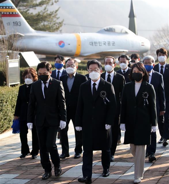 매타버스(매주 타는 민생버스) 다섯번째 행선지로 고향인 대구·경북(TK)을 찾은 이재명 더불어민주당 대선 후보와 부인 김혜경 씨가 11일 오전 한국전쟁 최대 격전지였던 경북 칠곡군 다부동 전적기념관을 참배하고 있다. 2021.12.11   뉴스1