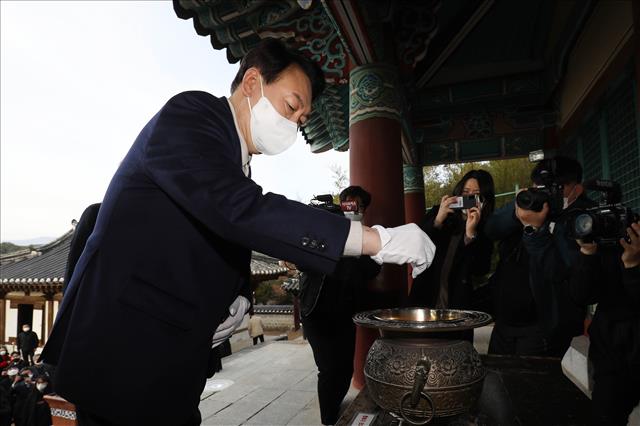 윤석열 국민의힘 대선 후보가 11일 오전 강원 강릉시 오죽헌에서 신사임당 영정에 참배하고 있다. 2021.12.11  뉴스1