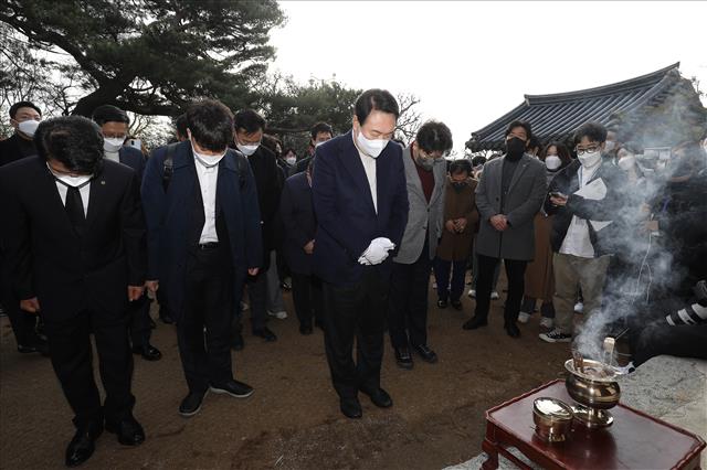국민의힘 윤석열 대선 후보와 이준석 대표, 권성동 사무총장 등이 11일 오전 강원 강릉시 오죽헌에서 신사임당 영정에 참배하고 있다. 2021.12.11 뉴스1