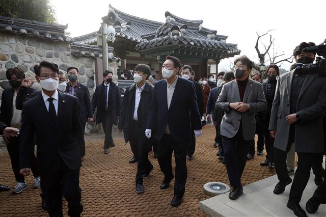 윤석열 국민의힘 대선 후보가 11일 강원도 강릉 오죽헌을 방문해 바깥채와 안채를 둘러보고 있다. 2021.12.11  뉴스1