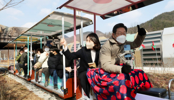 더불어민주당 이재명 대선 후보와 부인 김혜경 씨가 12일 경북 문경시 가은역을 찾아 꼬마열차에 탑승하며 20여년 전 석탄을 실어 나르던 철로에서 관광지로 바뀐 현장을 살펴보고 있다. 2021.12.12  연합뉴스