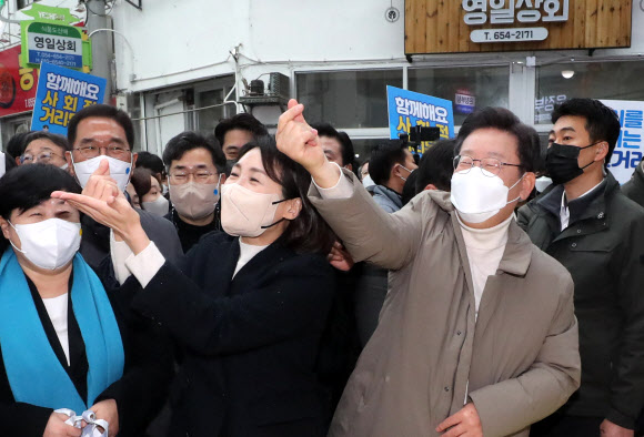 더불어민주당 이재명 대선후보와 부인 김혜경 씨가 12일 오전 경북 예천군 예천읍 상설시장을 방문, 시민들에게 손하트를 보내며 인사하고 있다. 2021.12.12  연합뉴스