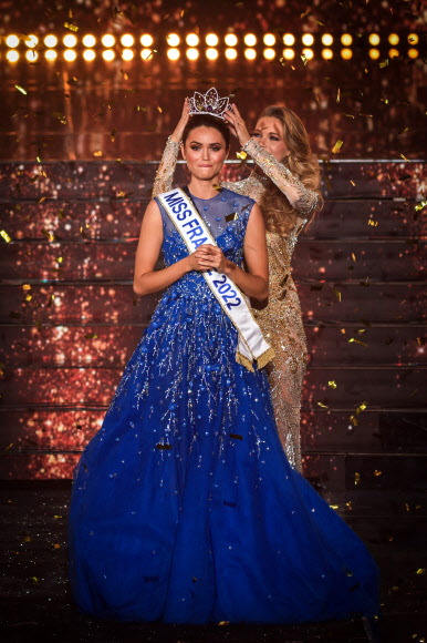 11일(현지시간) 프랑스 캉에서 열린 ‘2022 미스 프랑스 선발대회’에서 우승을 차지한 Diane Leyre가 왕관을 쓰고 미소짓고 있다. AFP 연합뉴스