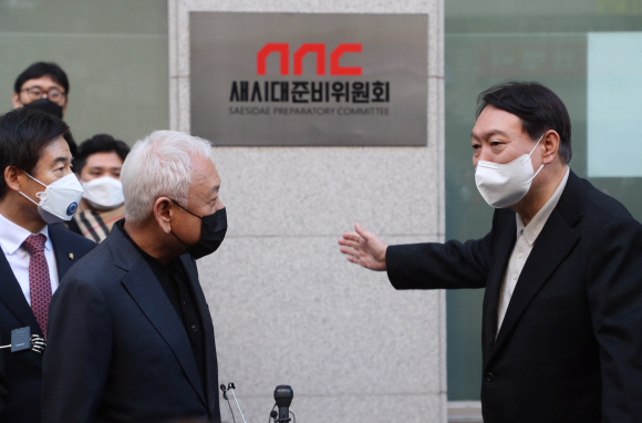 윤석열 국민의힘 대선 후보와 김한길 새시대준비위원회 위원장이 12일 오후 서울 여의도에 새시대준비위원회 사무실 앞에서 열린 현판식에서 대화를 하고 있다. 2021. 12. 12  정연호 기자 tpgod@seoul.co.kr