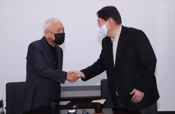 윤석열 국민의힘 대선 후보가 12일 오후 새시대준비위원회 현판식 참석을 위해 서울 여의도에 마련된 위원회 사무실을 방문해 김한길 위원장과 악수를 하고 있다. 2021. 12. 12  정연호 기자 tpgod@seoul.co.kr