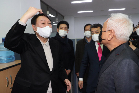 윤석열 국민의힘 대선 후보가 12일 오후 서울 여의도에 마련된 새시대준비위원회 사무실을 방문해 김한길 위원장과 대화를 하고 있다. 2021. 12. 12  정연호 기자 tpgod@seoul.co.kr