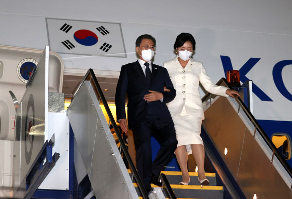 3박4일간 호주 국빈 방문에 나선 문재인 대통령과 김정숙 여사가 12일 캔버라 페어베언 공군기지에 도착, 공군 1호기에서 내리고 있다. 2021.12.12  연합뉴스