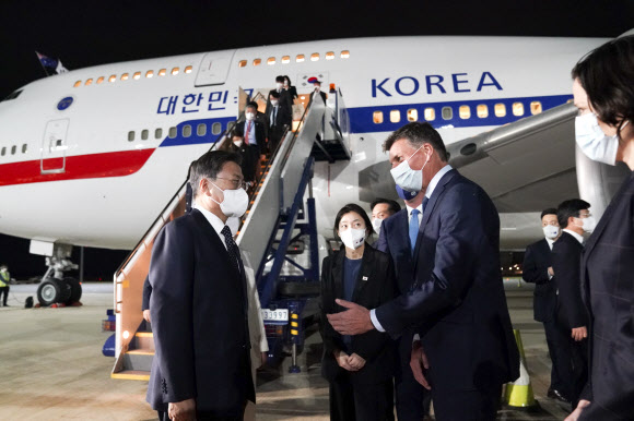 3박4일간 호주 국빈 방문에 나선 문재인 대통령과 김정숙 여사가 12일 캔버라 페어베언 공군기지에 도착, 앵거스 테일러 호주 산업?에너지?배출저감부 장관 등과 인사하고 있다.  2021.12.12     연합뉴스