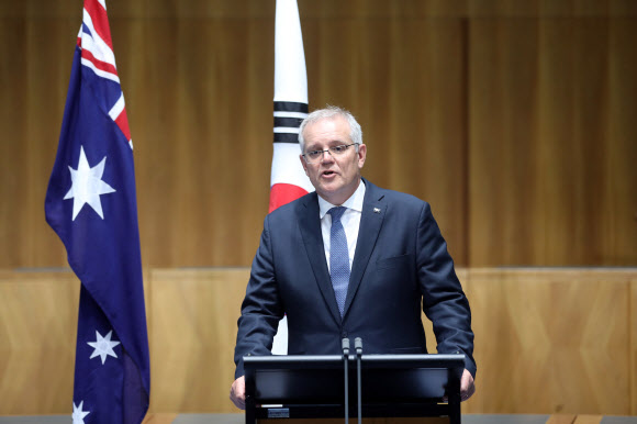 스콧 모리슨 호주 총리가 13일 캔버라 국회의사당 내 대위원회실에서 한-호주 정상 기자회견에서 발언을 하고 있다.   2021.12.13 연합뉴스