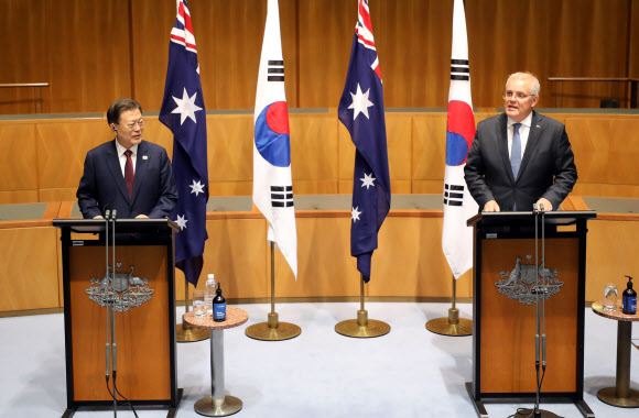호주를 국빈 방문 중인 문재인 대통령과 스콧 모리슨 호주 총리가 13일 캔버라 국회의사당 내 대위원회실에서 한-호주 정상 기자회견을 하고 있다.  2021.12.13 연합뉴스