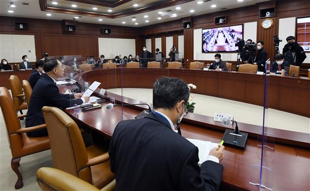 홍남기 경제부총리 겸 기획재정부 장관이 13일 오전 서울 종로구 정부서울청사에서 열린 226차 대외경제장관회의에 참석해 모두발언을 하고 있다.2021.12.13  뉴스1