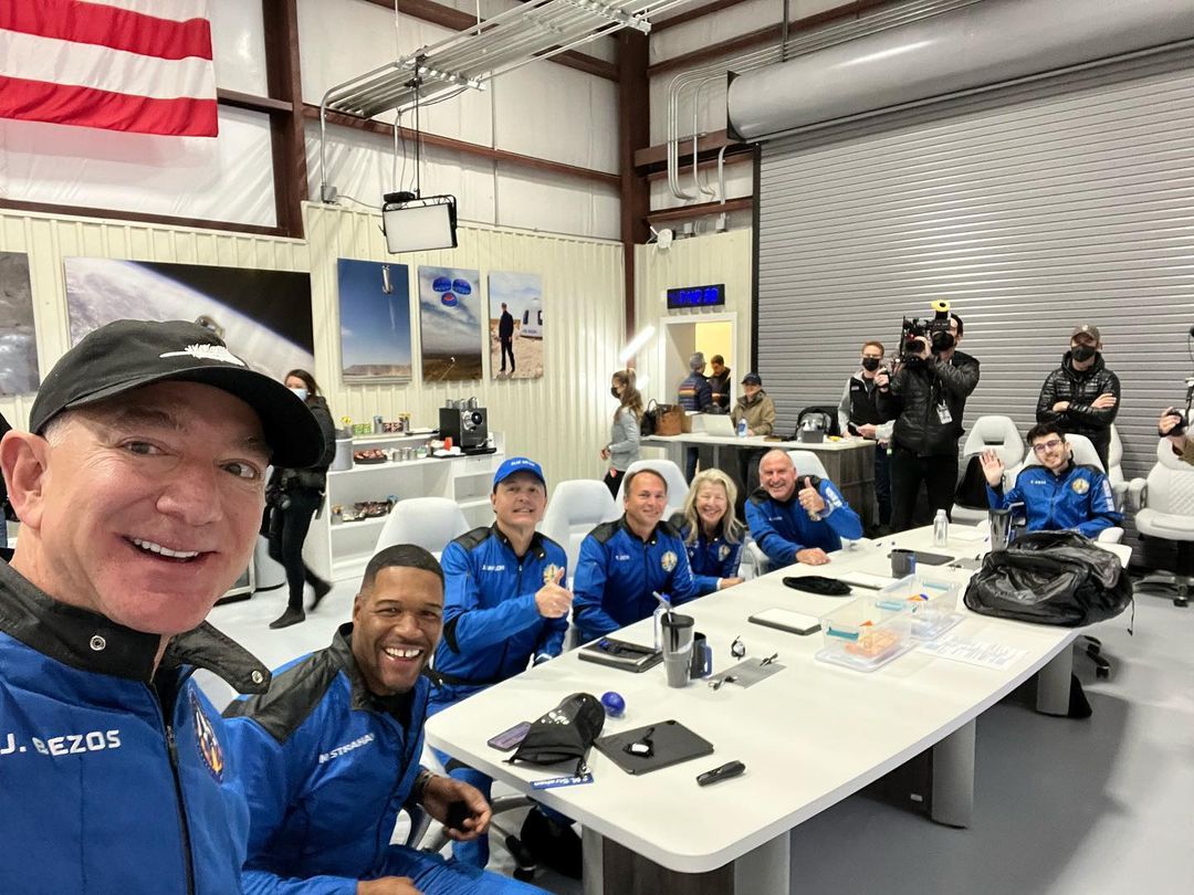 제프 베이조스(왼쪽)가 12일(현지시간) 자신의 인스타그램에 올린 사진. 3번째 우주여행에 참여한 6명의 민간인 승객들과 활짝 웃고 있다. 2021.12.13  베이조스 인스타그램(@jeffbezos)