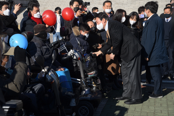 윤석열 국민의힘 대선 후보가 13일 오전 서울 여의도 국회에서 열린 중앙선대위 장애인본부 전국 릴레이정책투어 출정식에서 참석자들과 인사하고 있다.2021.12.13 김명국선임기자 daunso@seoul.co.kr