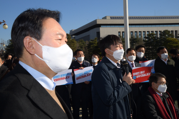 이준석 국민의힘 대표가 13일 오전 서울 여의도 국회에서 열린 중앙선대위 장애인본부 전국 릴레이정책투어 출정식에서 발언하고 있다. 왼쪽은 윤석열 대선 후보.2021.12.13 김명국선임기자 daunso@seoul.co.kr