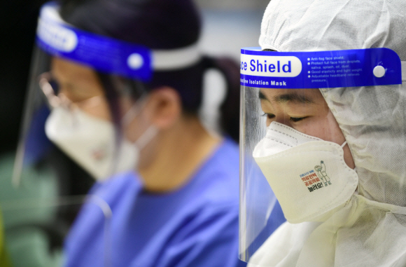 13일 서울 영등포구 전국보건의료산업노동조합에서 ‘코로나19 의료대응체계 점검 및 현장 증언 긴급 기자회견’이 열리고 있다. 2021. 12. 13 박윤슬 기자 seul@seoul.co.kr